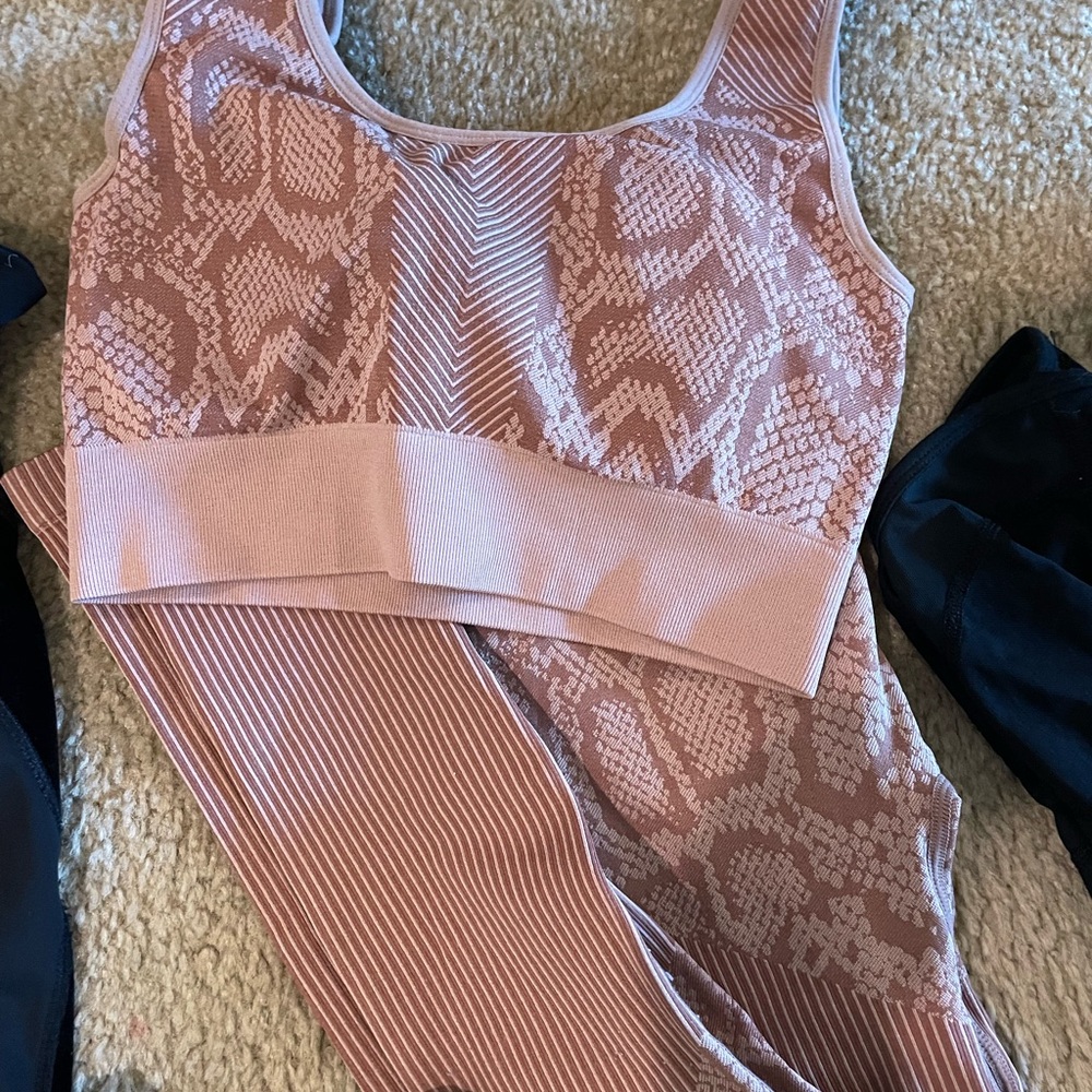 42 Piece Women’s Clothing Lot, HIGH QUALITY, EUC (Size: SMALL, XS)